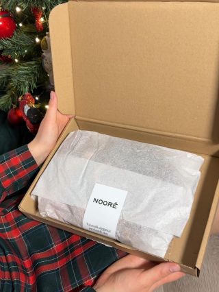 Takto začíná radost z Nooré. ✨ Pečlivě zabalené, připravené potěšit a dorazit k tobě v dokonalém stavu. Protože záleží na...